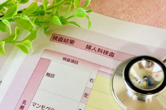 婦人科・乳房の検査結果票と聴診器
