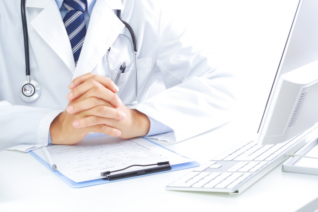 診察・問診にあたる医師